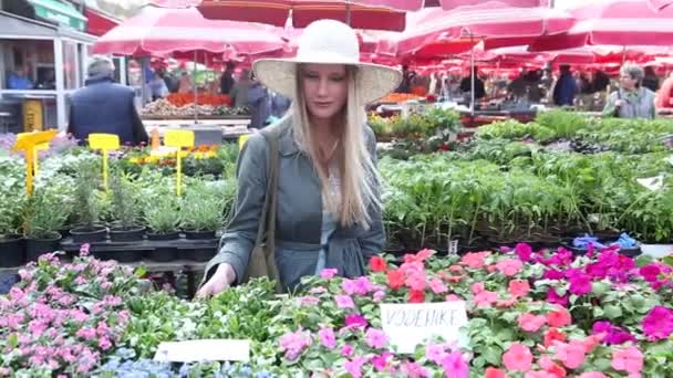 Mujer sosteniendo flor en el mercado — Vídeo de stock
