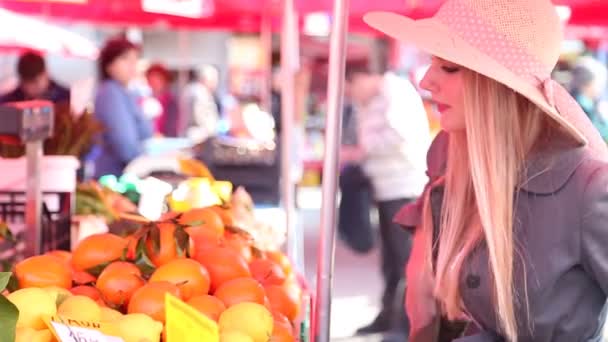 Meisje op de markt plukken de vruchten — Stockvideo