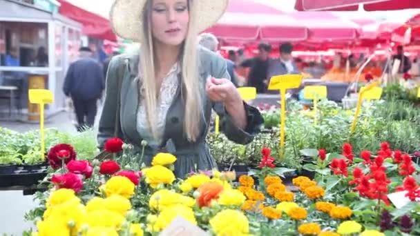 Frau hält Blume auf dem Markt — Stockvideo