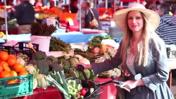 Fille avec vélo marche au marché — Video