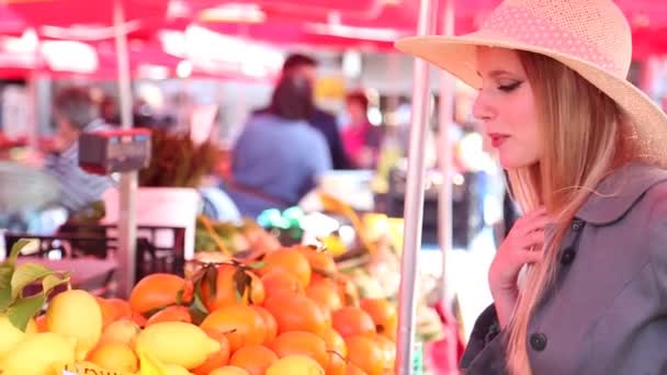 Mädchen auf dem Markt pflückt Orangen — Stockvideo