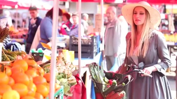 Fille avec vélo marche au marché — Video