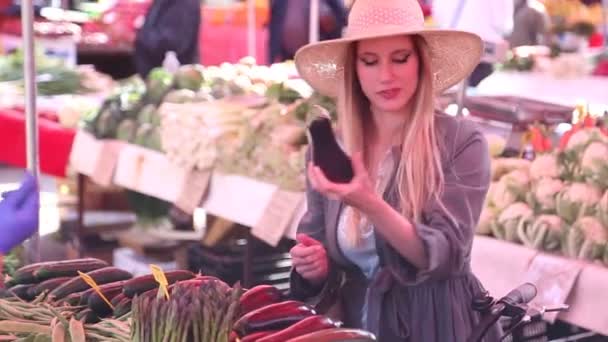 Dívka na trhu platí za zeleninu — Stock video