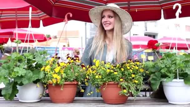 Blond meisje op de markt — Stockvideo