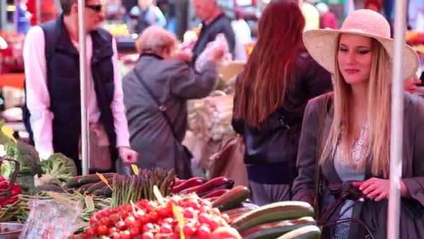 Mädchen auf dem Markt pflückt Tomaten — Stockvideo