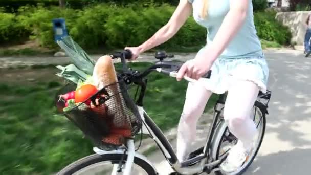 Bicicleta com cesta, cheia de frutas e legumes — Vídeo de Stock