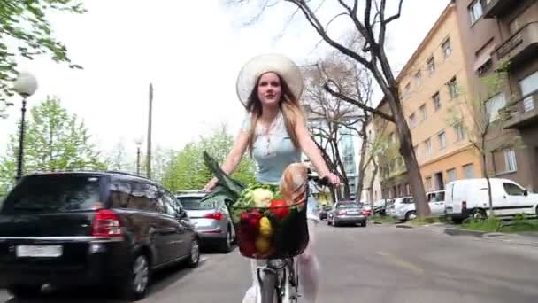 Дівчина їде на велосипеді на вулиці — стокове відео