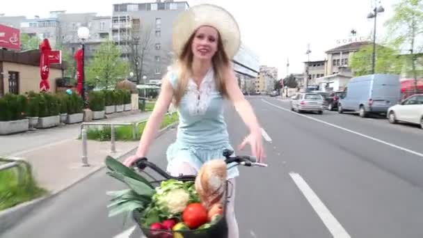 Fille à vélo sur la route — Video