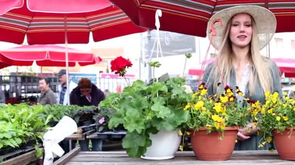 Girl smiling in the market — Stock Video