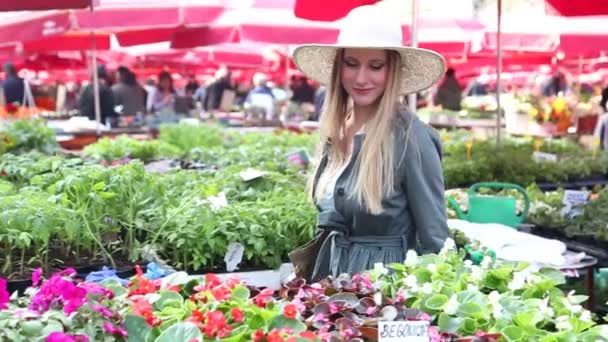 Frau hält Blume auf dem Markt — Stockvideo