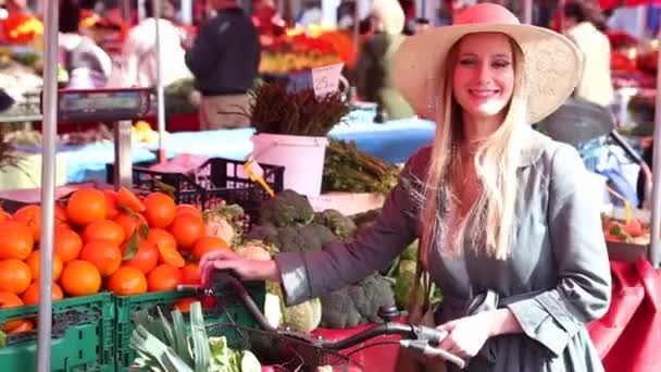 Chica con bicicleta de pie en el mercado — Vídeos de Stock