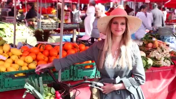 Chica con bicicleta de pie en el mercado — Vídeos de Stock