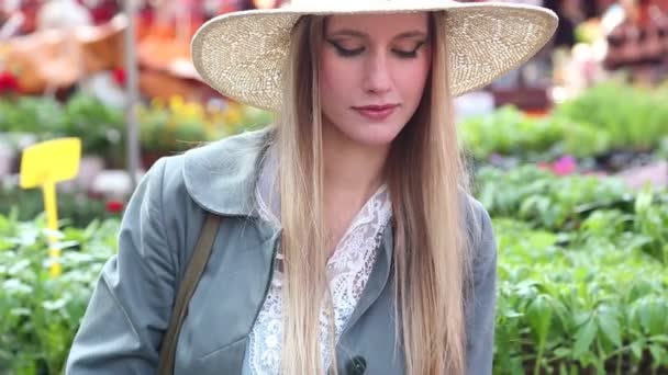 Chica oliendo flores — Vídeo de stock