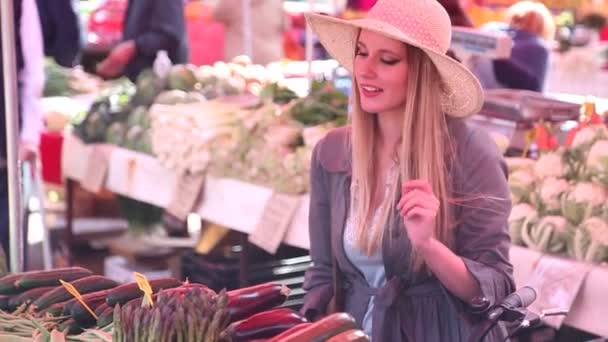 Flicka plocka grönsaker på marknaden — Stockvideo