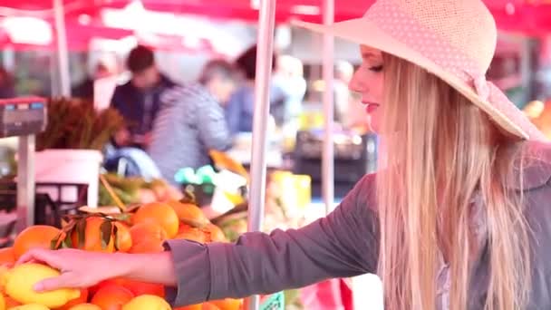 嗅到的水果在市场上，女孩 — 图库视频影像