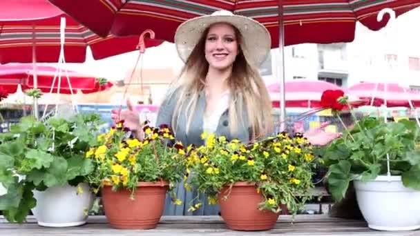 Meisje met een hoed in de markt — Stockvideo