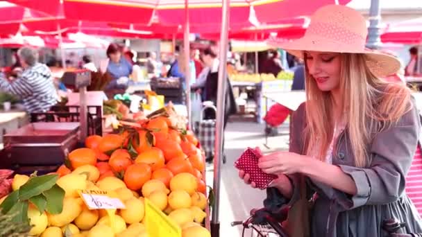 Meisje wandelen op de markt — Stockvideo