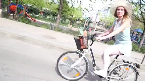 Meisje paardrijden fiets op de straat — Stockvideo