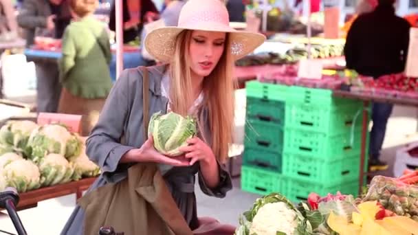 Meisje bloemkool bedrijf in de markt — Stockvideo