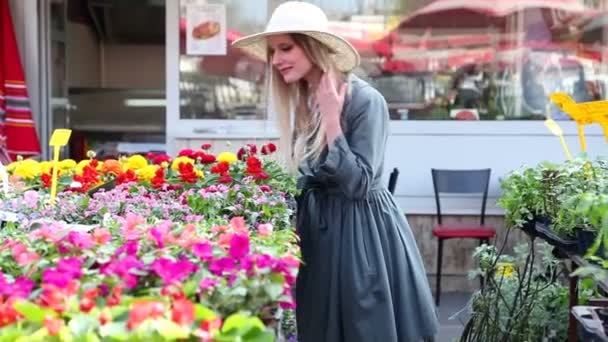 Meisje ruikende bloemen in de markt — Stockvideo