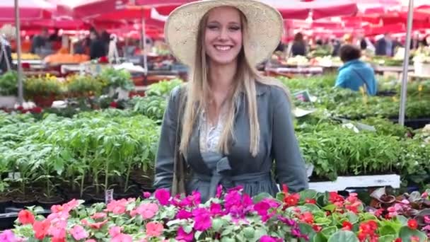 Woman holding flower in the market — Stock Video