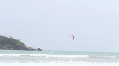 Dalgalar halinde atlama Kitesurfer