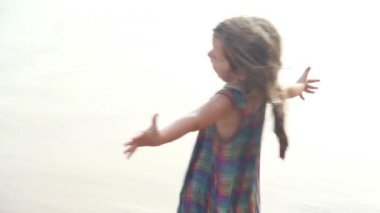 Dalgalar halinde oynarken küçük kız