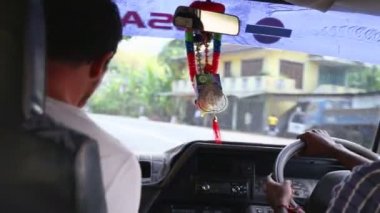 Hareket eden bir arabanın içinde varoşlarda Rating