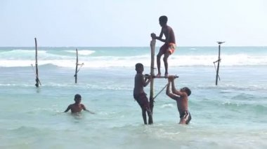 Bir olta kamışı oynayan genç erkek