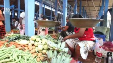 Satan genç kadın ve insanlar Hikkaduwa markette alış