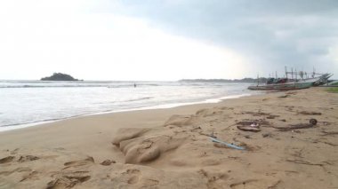 Weligama dalgalar zevk insanlarla Beach'de