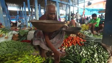 İnsanlar Hikkaduwa markette alış ve satış erkek