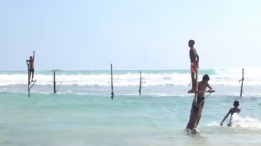 Bir olta kamışı oynayan genç erkek