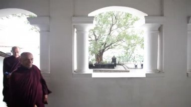 Budist rahipler tarafından geçen