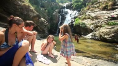 İnsanlar Ravana Falls zevk