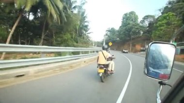 Hareket eden bir arabanın üzerinden yetişme motosikletçi