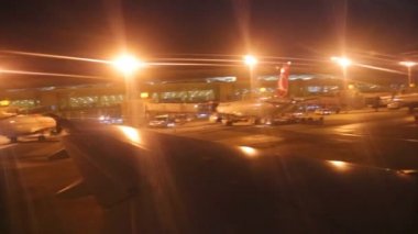 Uçak yavaş yavaş iniyor iken bir uçak kanadı görünümünü