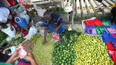 Oturma ve limes ve limon satan yerel adam