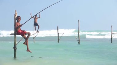 Genç çocuk üzerinde bir olta kamışı