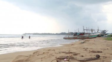 Weligama dalgalar zevk insanlarla Beach'de