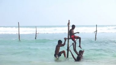 Bir olta kamışı oynayan genç erkek