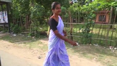 Yerel kadın sokakta yürürken