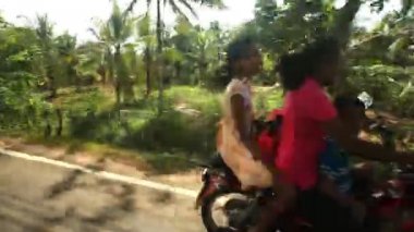 Motosiklet üzerinde çocuğu olan kadın