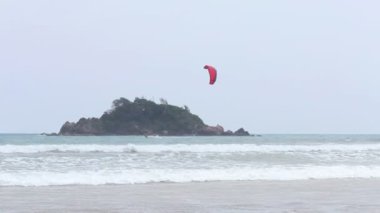 Dalgalar halinde atlama Kitesurfer