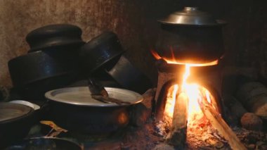 Yanan ateşi bir pota Isıtma