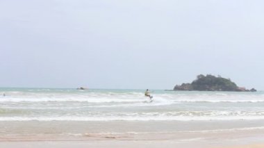 Dalgalar halinde atlama Kitesurfer