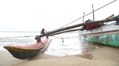Weligama içinde yerel çocuklar iskambil çevrede ile tekne