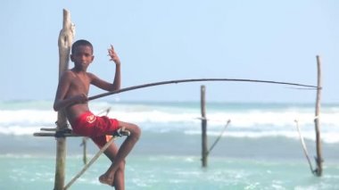 Genç çocuk üzerinde bir olta kamışı