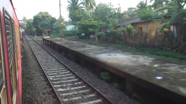 Tren geçen Colombo varoşlarda görünümünü