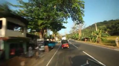 Hareket eden bir arabanın üzerinden bir çekçek sollama Kandy kırsal